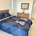 Large In An Idyllic Complex, Ocean View Apartment Mandria (Paphos)